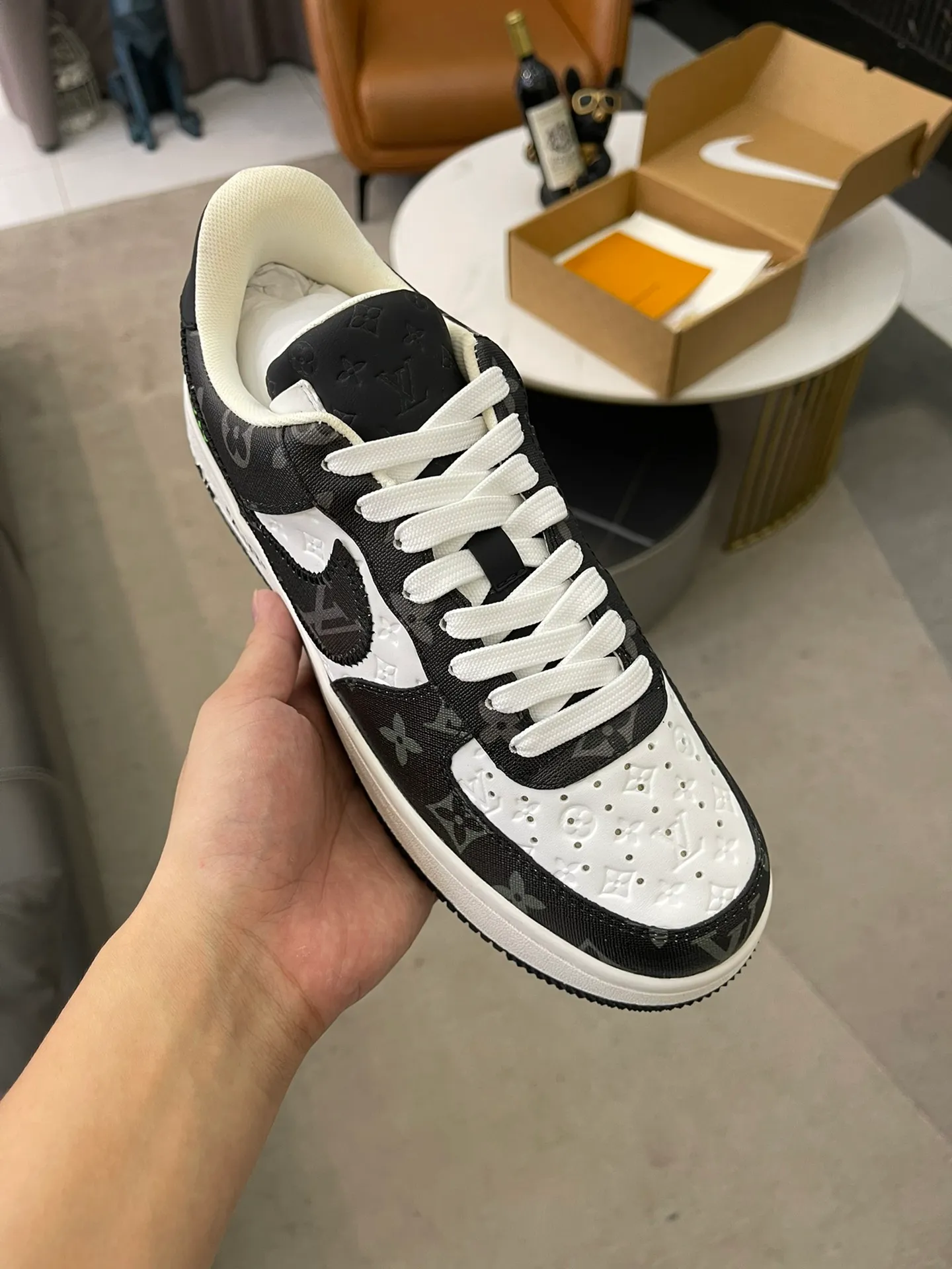 👟👟Ex-factory price 700👟👟 High version ⚠️Couple model👫Lv co-branded. Nik Air Jorda 1 Low AJ1 Jordan generation low-top classic retro culture and leisure sports basketball shoes refuse public soles and purchase raw materials synchronized with the original factory. All details restore 98% of the original flavor and are loyal to the original version. Outsole: Air cushion outsole adjusted by the original factory. Size: 35-45